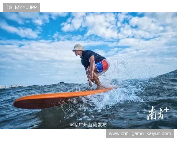 冲浪选手抓住浪峰一气呵成完成整套动作