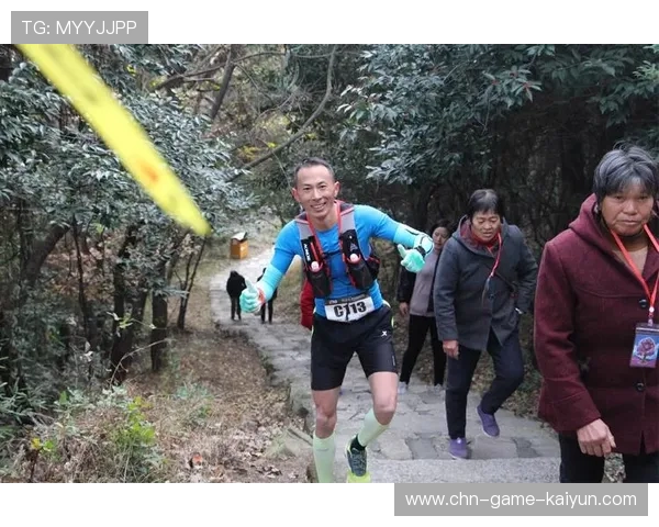 登山越野赛选手极速下坡一骑绝尘